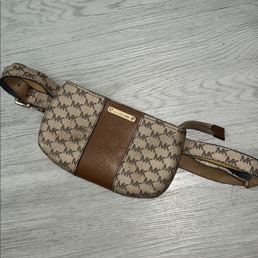 Michael Kors😍🔥 Brown  Belt Bag with Signature Monogram